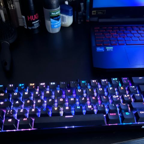 Svive Gaming Tasatur med RGB til salgs!