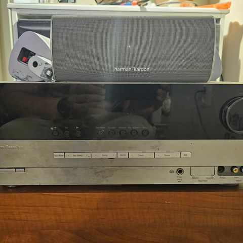 Harman kardon AVR-245 forsterker med 5 surround høytalere