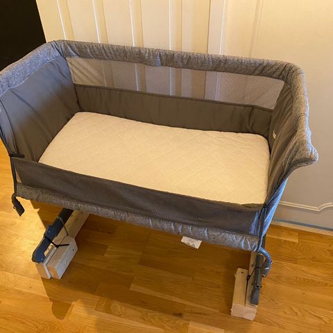 Yngri Tova bedside crib