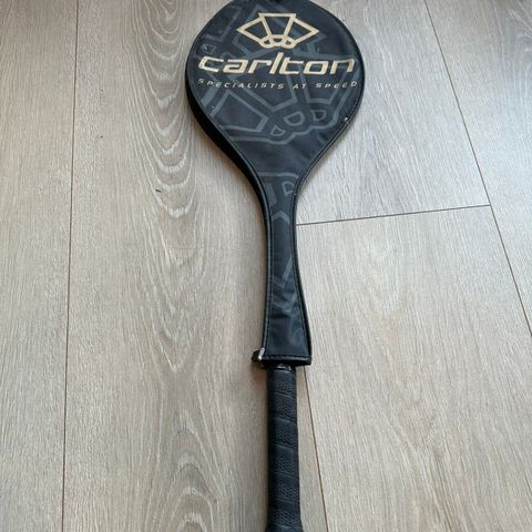 Carlton badminton-racket som kun veier 100 gram selges gunstig!