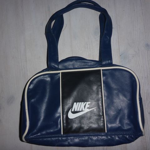 NIKE toalettveske (eller annen bruk) selges kr. 150,- Imitert skinn