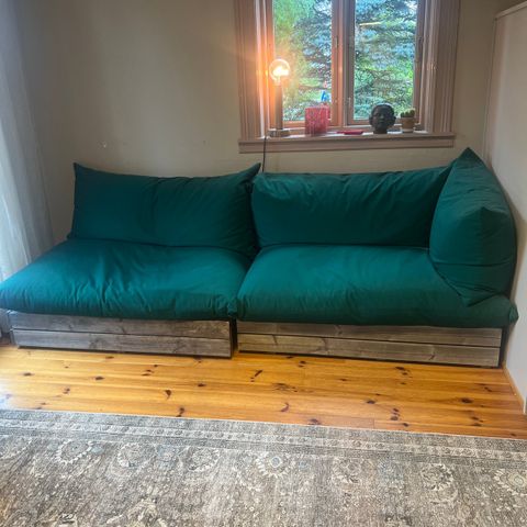 Palle sofa med store grønne puter