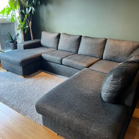 Stor hjørnesofa med sjeselong