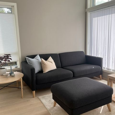 Pent brukt 3-seter sofa med puff