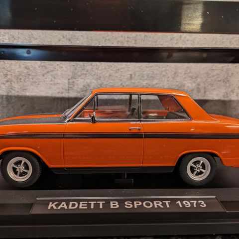 Opel Kadett B Sport - 1973 modell - rød/svart lakk - KK-Scale - Skala 1:18