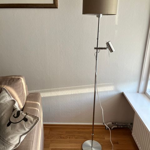 Stålampe selges kr. 200,- inkl skjerm