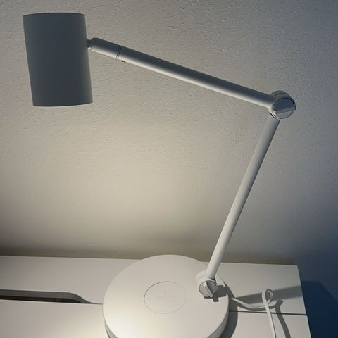 IKEA lampe med ladeplate