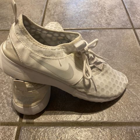 Nike sko strl 40,5 hvite