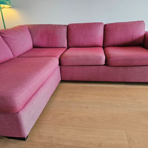 Rosa sofa med sjeselong GIS BORT