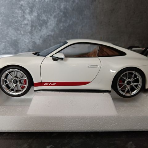 Porsche 911-992 GT3 - 2021 modell - hvit lakk - Norev - skala 1:18