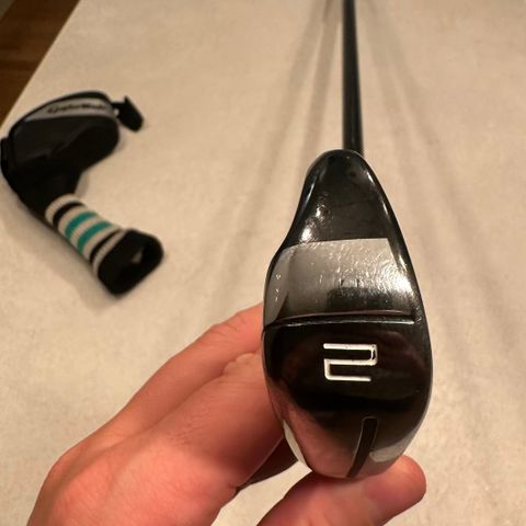 2 jern gapr low fra Taylormade. 17°  KBS 80 X-STIFF skaft