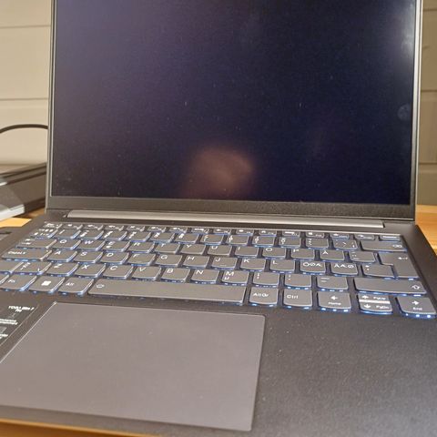 Selger  Lenovo Yoga Slim 7 Pro R5/16/512 14" bærbar PC/ m Sandstrøm data veske