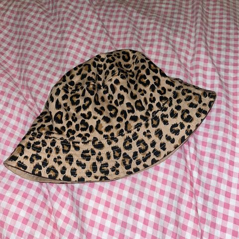 Leopard bucket hat