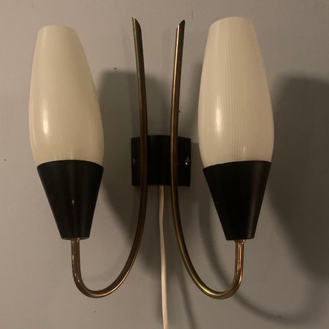 Gammel vegglampe med kupler i glass - retro