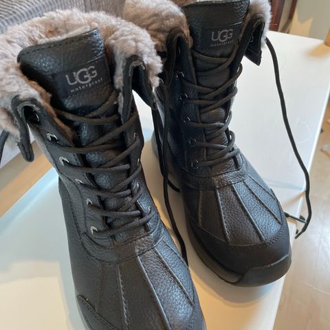 Ugg adirondack boot III, glatte ankelstøvletter selges. Brukt 4-5 ganger.