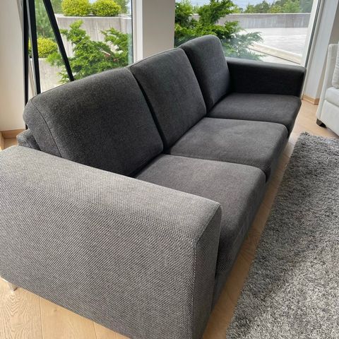 Mørk grå sofa