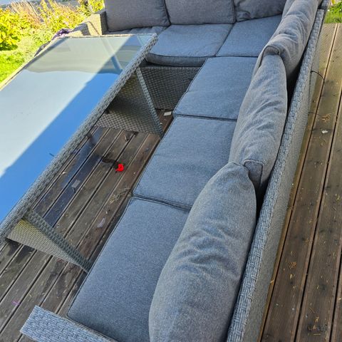 Hagemøbler (sofa + bord)