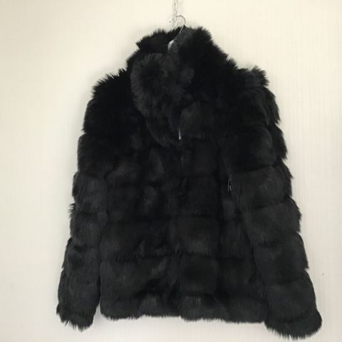 Fake fur. Fuskepels, jakke str 36, fra NLY Trend.