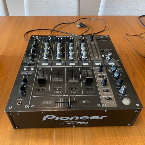 Pioneer DJM 700 mikser