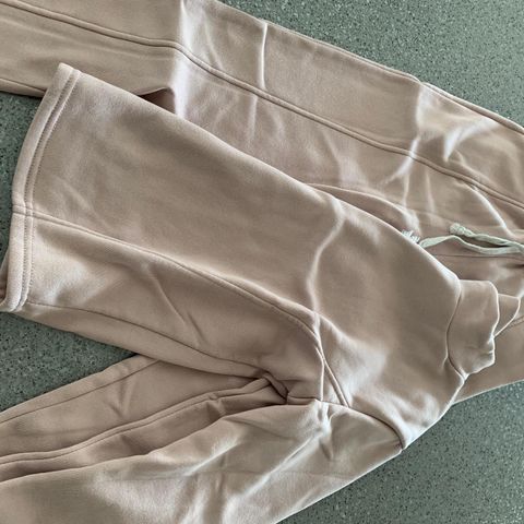 Joggedress (Beige) selges