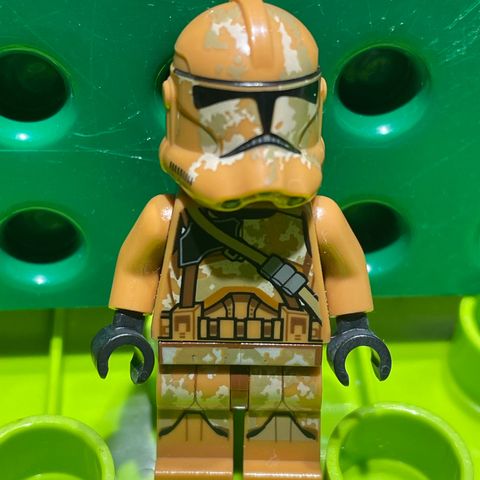 Lego minifigur Clone Airborne Trooper (Phase 2) - Geonosis Camouflage, Smirk