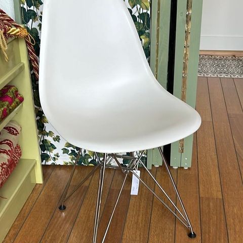 Selger en så og si ubrukt Eames Plastic Side Chair RE DSR