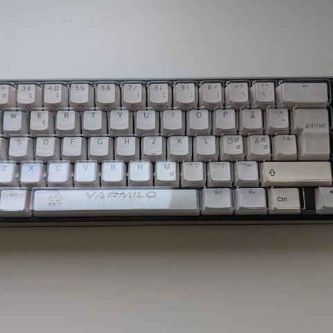 Custom Ducky x Varmilo tastatur med Glorious taster