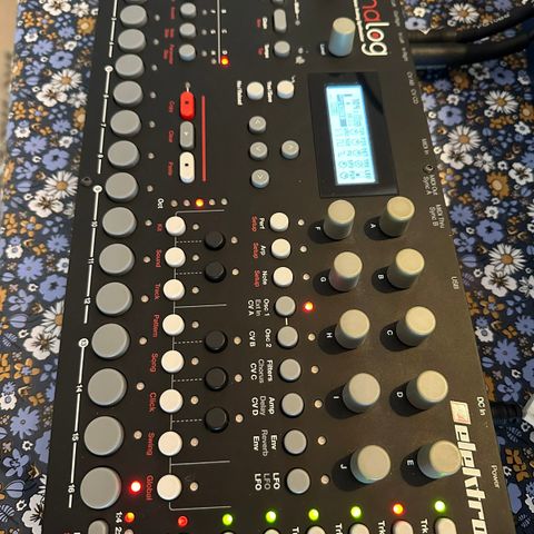 Elektron Analog Four mk1 analog synthesizer med to CV-interface