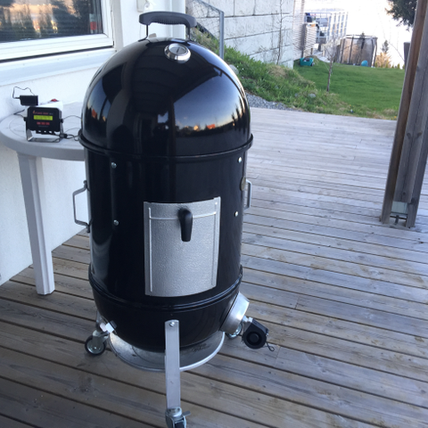 Weber Smokey Mountain 47cm smoker selges