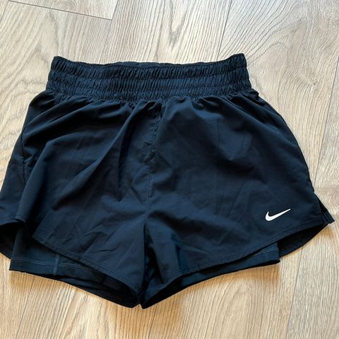 Meget pent brukt Nike 2in1 treningsshorts str S