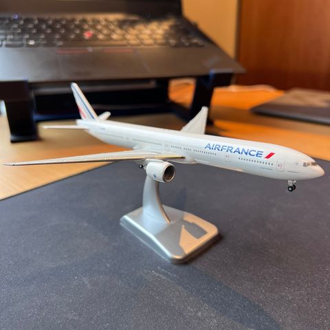 Modellfly Air France 777-300 1:400