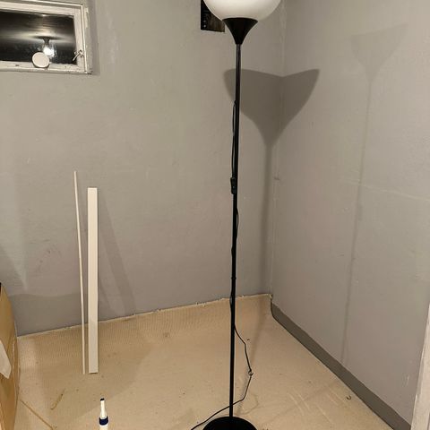 Gulvlampe fra ikea.