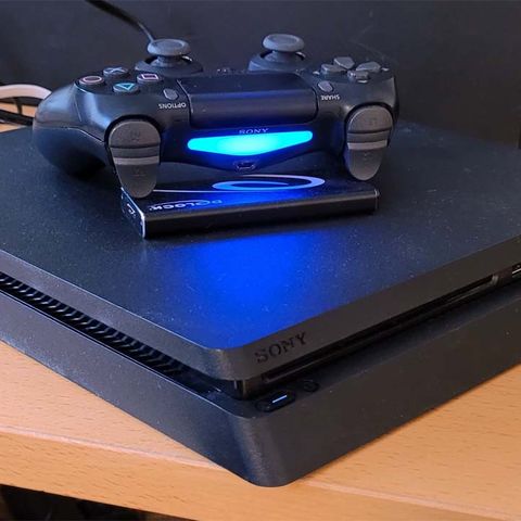 PLAYSTATION 4 SLIM 500GB MED KONTROLL