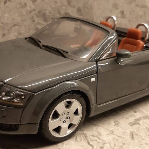 AUDI TT ROADSTER MODELLBIL I SKALA 1:18