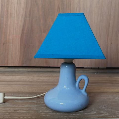 Blå lampe med blå skjerm