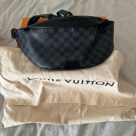 Louis Vuitton discovery bumbag