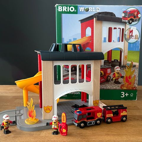 Brio World Brannstasjon + brannhelikopter, extra brannbil og ambulanse