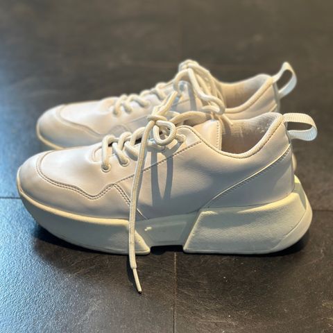 Hvite sneakers