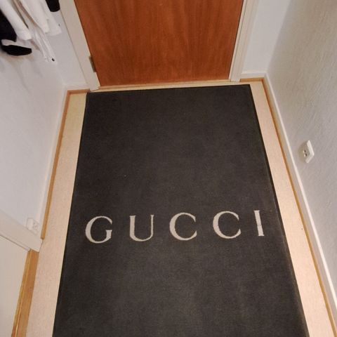 Teppe med Gucci print