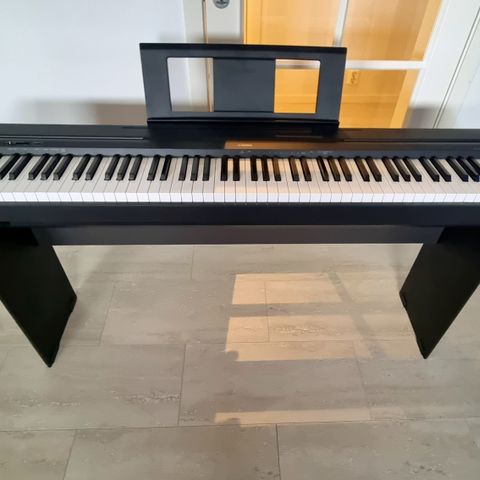 Yamaha P-45 digital piano med stativ.