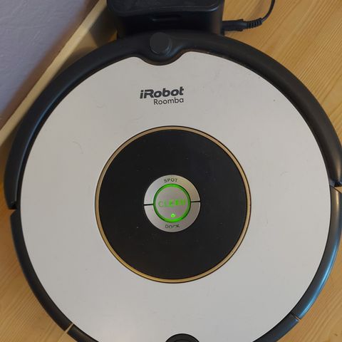 ROBOT  ROOMBA.