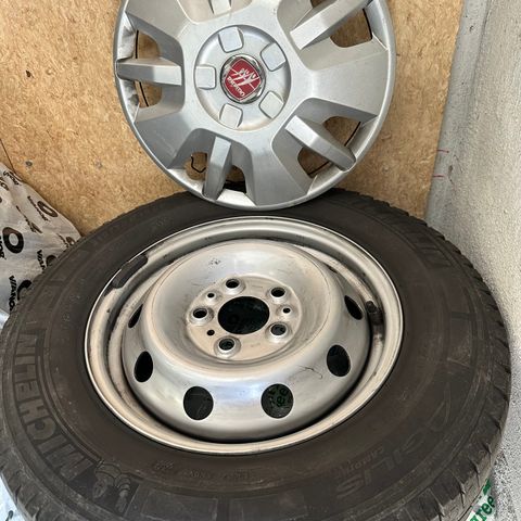 4 stk. Sommerdekk (Michelin 215/70R 15 CP) på stålfelger, med hjulkapsler