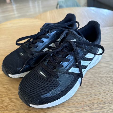 Adidas sko med lisser str 32