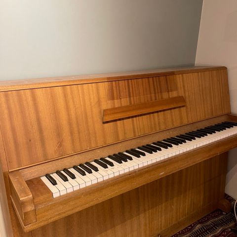 Vintage piano gis bort  (kan spleise på varebil!)