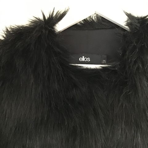 Fake fur. God og varm fuskepels, jakke str 36, selges rimelig.