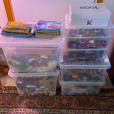 7 plastkasser med ca 37 kg Lego + anvisninger