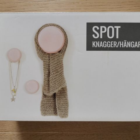 Nye Spot knagger, lys rosa