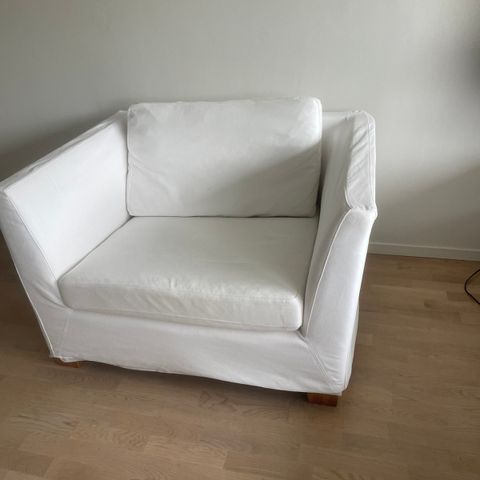 IKES Stockholm. Hvit sofa , 3 seter og 1,5 seter.