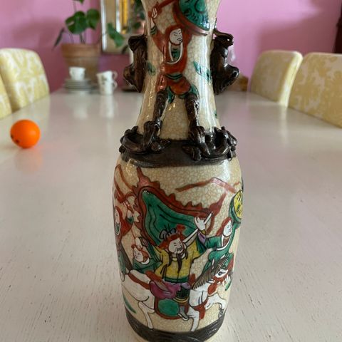 Antikk Nanking kinesisk vase, med krigerdekor med bunnmerke: 26 cm lang