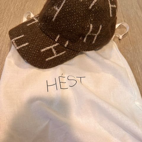 Ny- Hést/HEST caps i ull